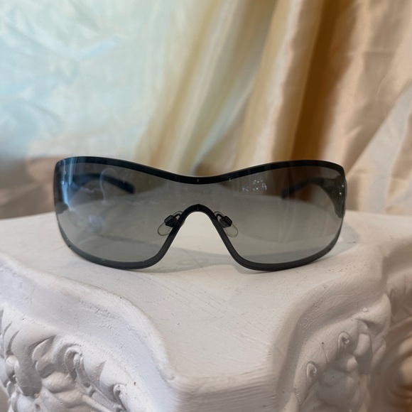 Chanel 4164 Shield CC Y2K Camellia Sunglasses in Black and Silver Hue - Picture 5 of 15